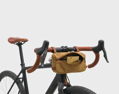 Cartão Ondrela dourado numa bolsa de guiador de bicicleta