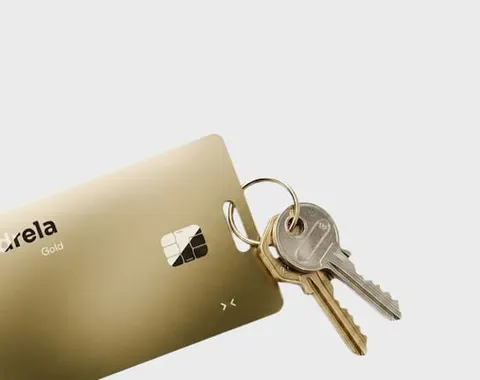 Cartão Ondrela dourado preso a um porta-chaves